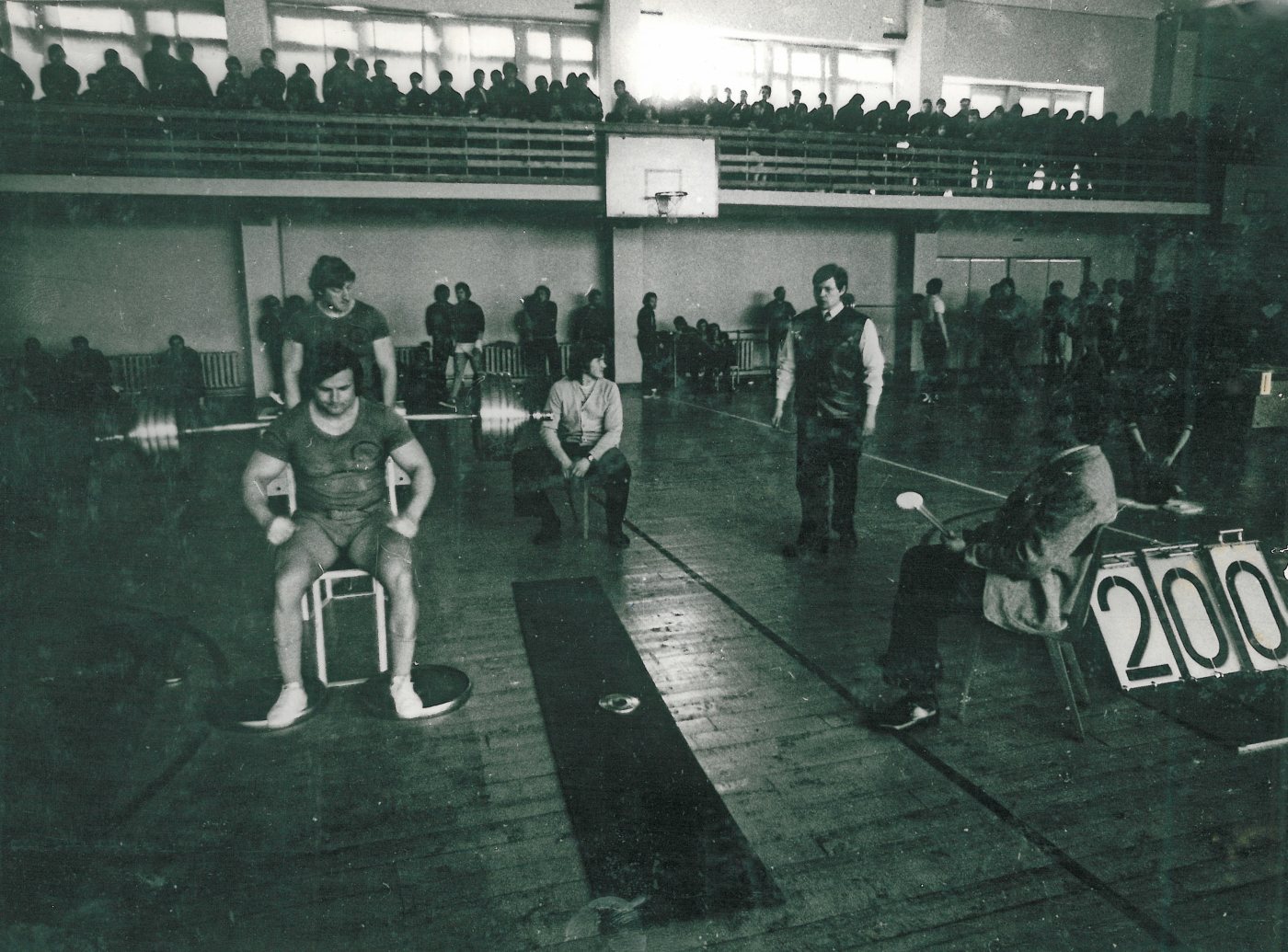 1974 m. R. Kairaitis pirmas TSRS įveikia 200 kg štangos spaudimo gulomis ribą