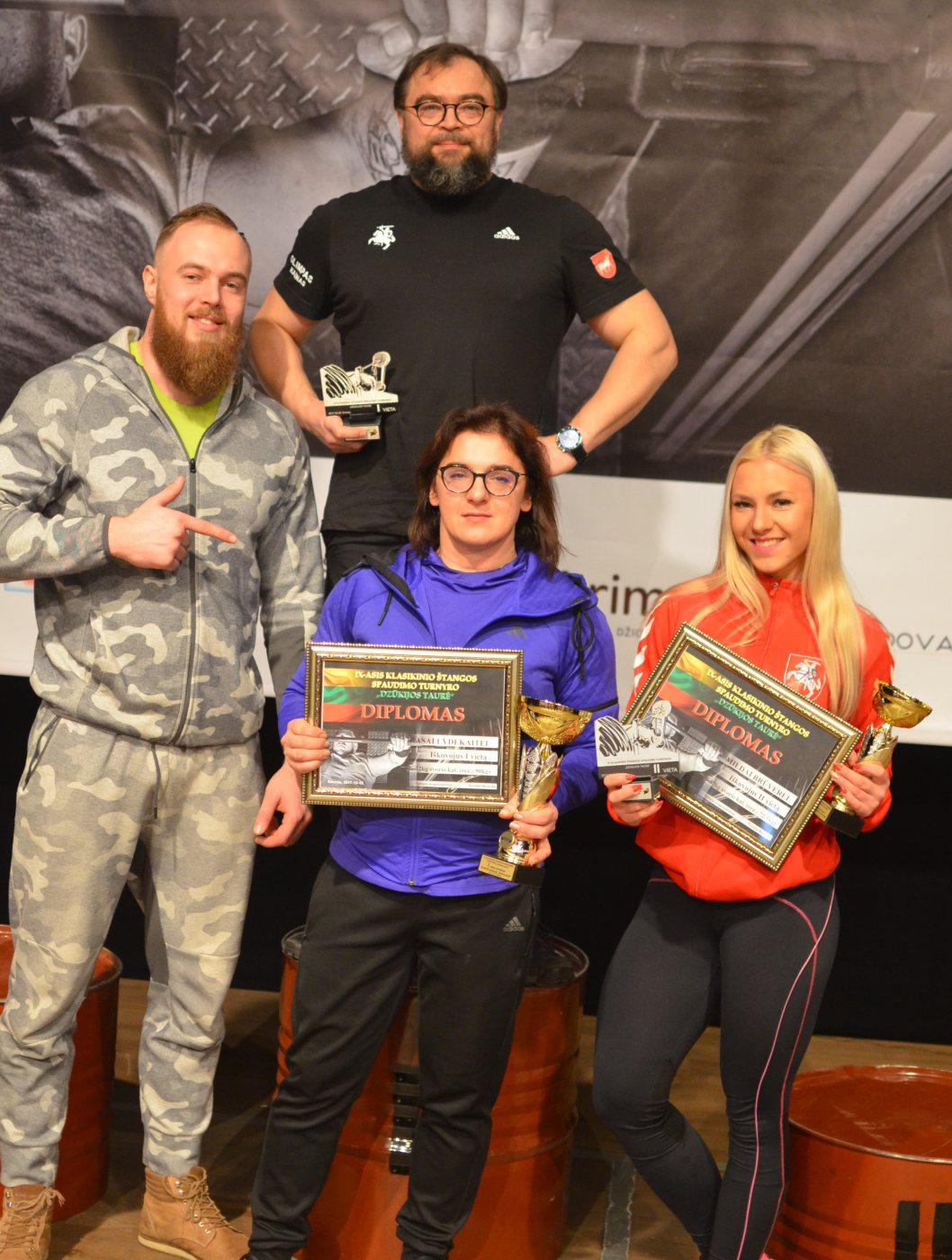 Šių dienų „Olimpo” sportininkai su iškovotais apdovanojimais