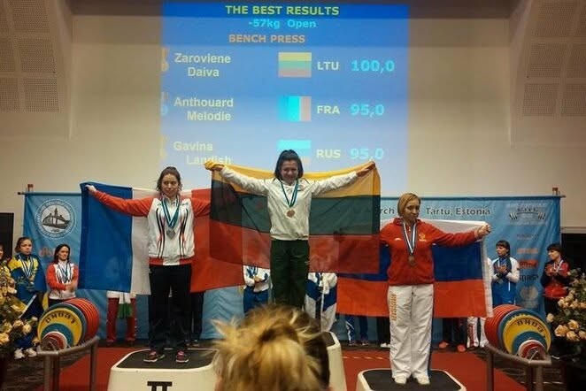 Daiva Žarovienė — pasaulio veteranų čempionė (2015). Štangos spaudimo gulomis nugalėtoja su 100 kg
